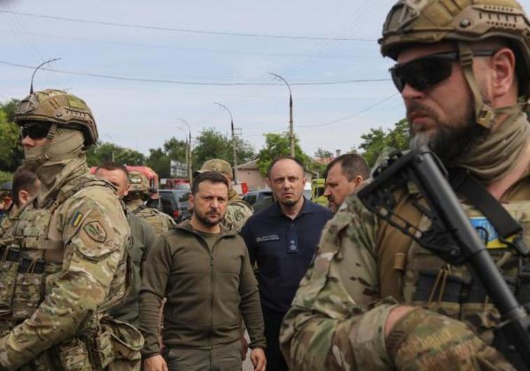 Volodímir Zelenski, bien protegido por un fuerte contingente de soldados, recorrió este jueves las calles de Nova Kajovka.