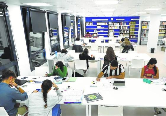 Estudiantes, en una bilioteca.