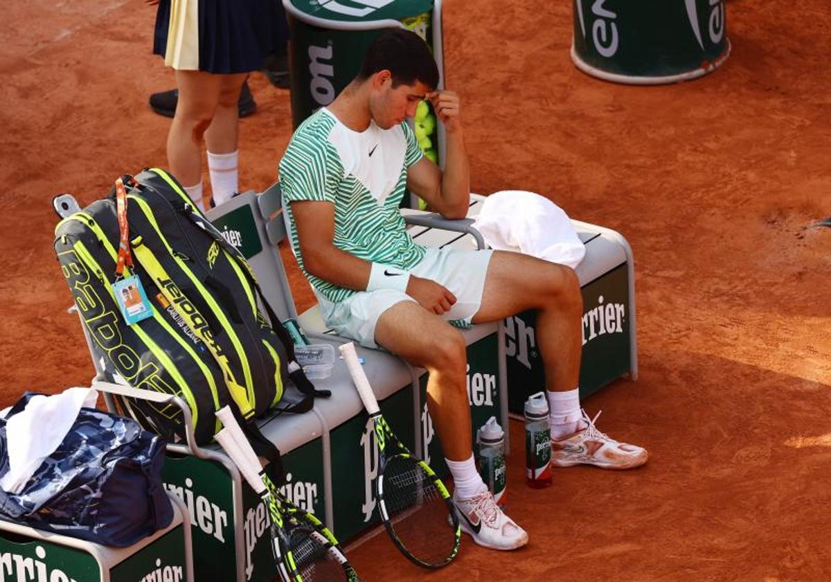 Alcaraz se lesiona y no impide el pase de Djokovic a la final de Roland Garros