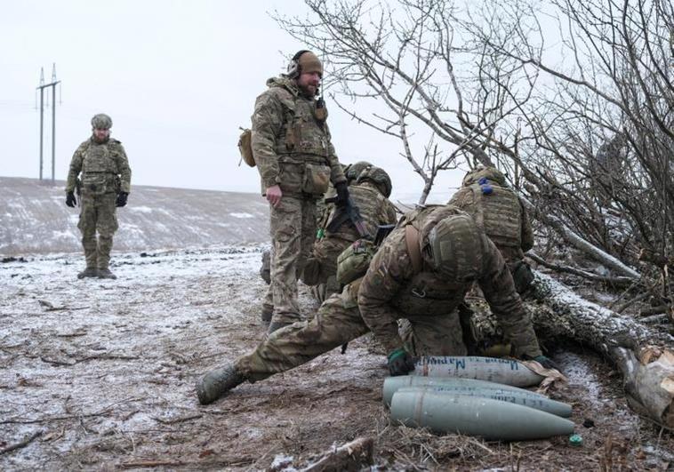 Fuerzas armadas de Ucrania se preparan para disparar un obús en medio de un ataque en la región de Donetsk.