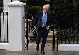 El ex primer ministro Boris Johnson sale de su casa en Londres