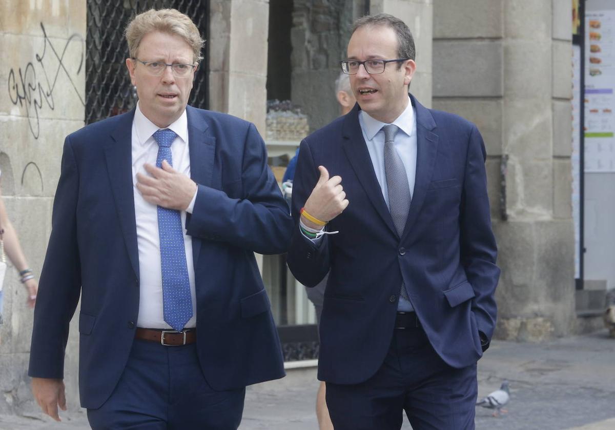 Los dirigentes del PDeCAT Marc Solsona (d) y Ferran Bel (i), este jueves tras una reunión con el presidente de la Generalitat en Barcelona.