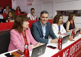 Pedro Sánchez, entre María Jesús Montero y Cristina Narbona.