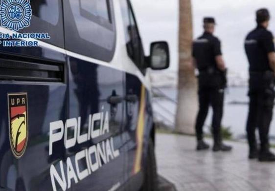 Dos agentes de la Policía Nacional.