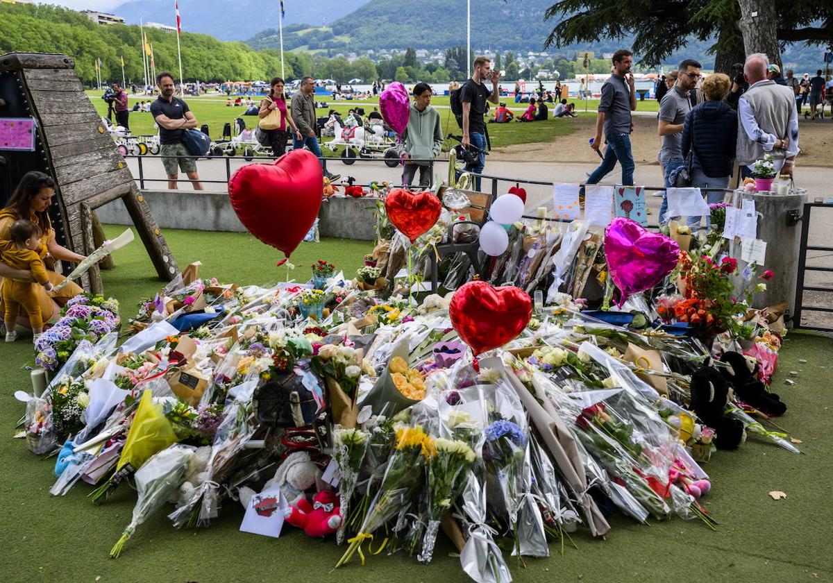 Flores y homenajes a las víctimas en el parque infantil de Annecy en el que se produjo el jueves el ataque con cuchillo.