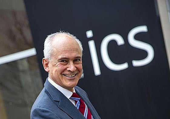 Rafael Pampillón ha reunido a 16 expertos para analizar los desafíos políticos y económicos.