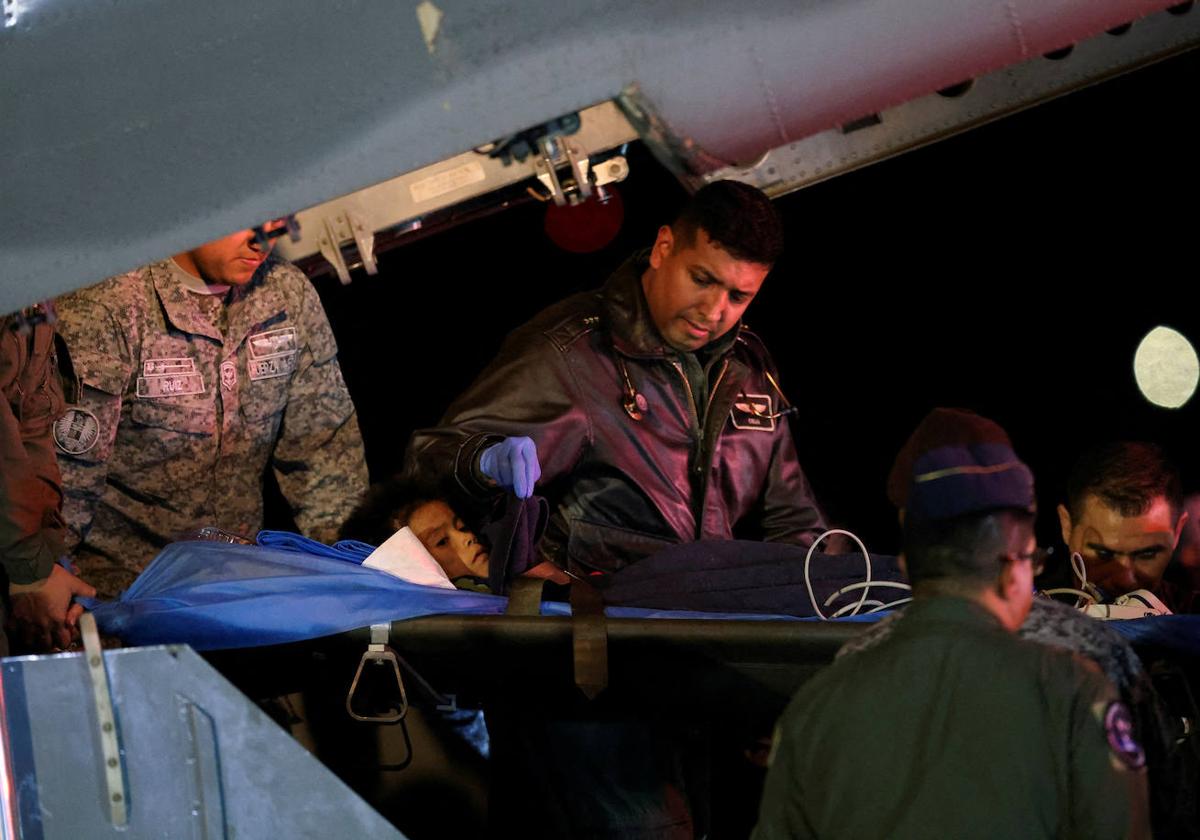 Los menores en el Aeropuerto Militar de CATAM para ser trasladados al Hospital Militar.