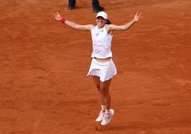 Iga Swiatek celebra su triunfo en Roland Garros.