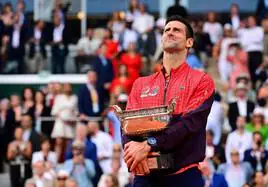 Djokovic sostiene, emocionado, el trofeo de Roland Garros.