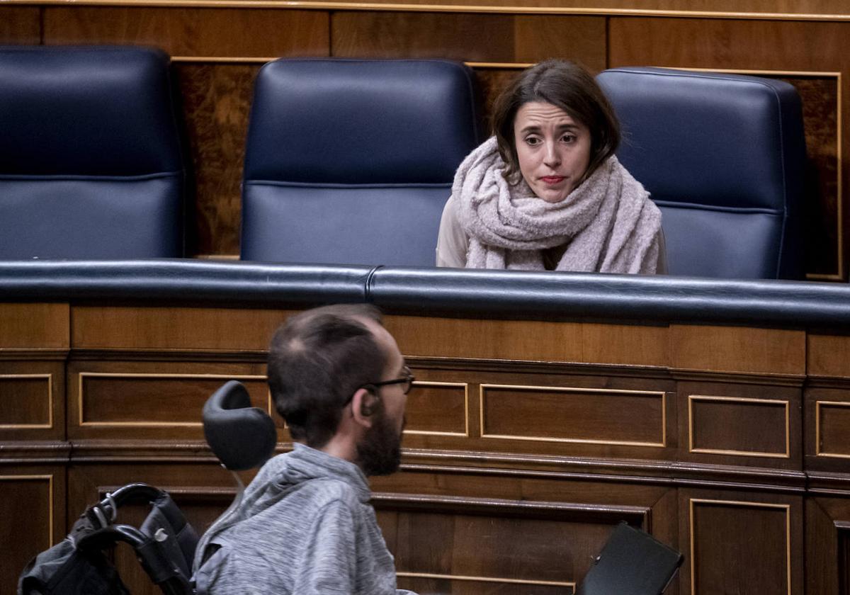 Echenique pasa por delante de Montero durante un debate en el Congreso.