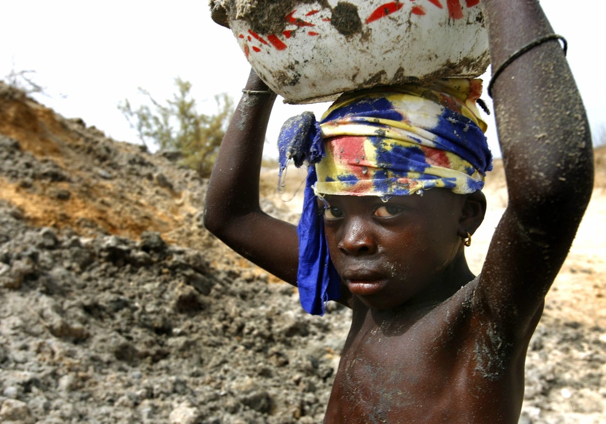 Niño trabajando en mina de cobalto.