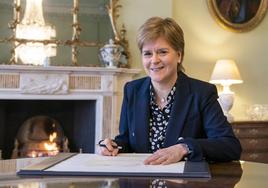 Nicola Sturgeon, al firmar su carta de renuncia como ministra principal de Escocia el pasado marzo.