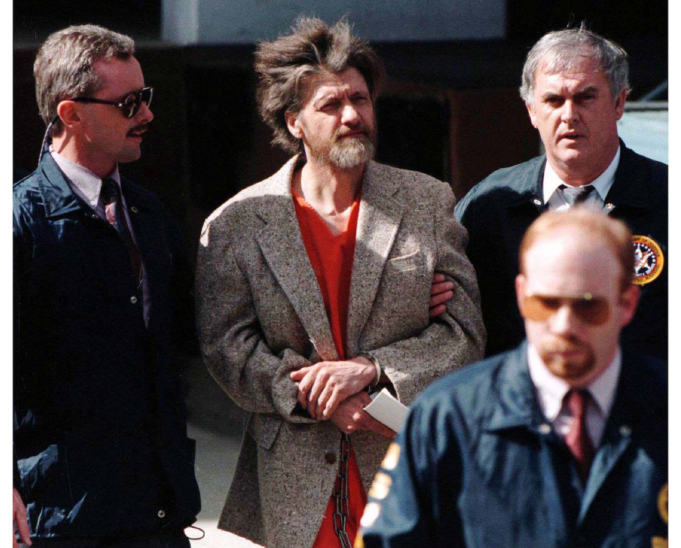 Theodore Kaczynski cuando era llevado a juicio en Estados Unidos