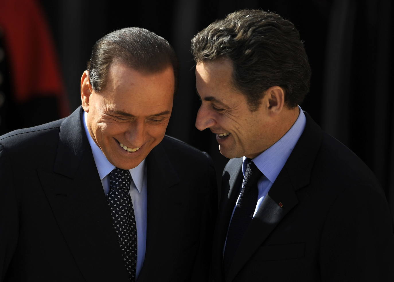 Berlusconi conversa en 2009 con el entonces presidente francés, NIcolás Sarkozy.