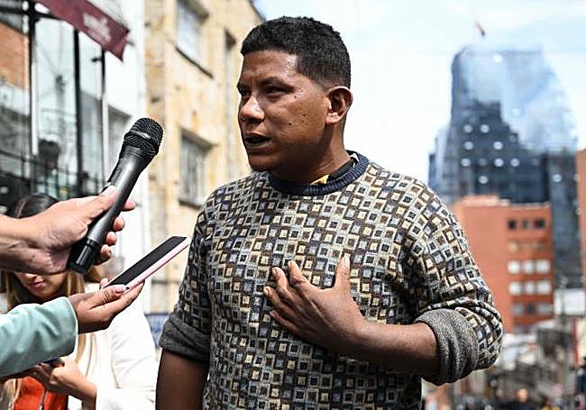 Ranoque, padre de los menores, a su llegada al hospital de Bogotá.