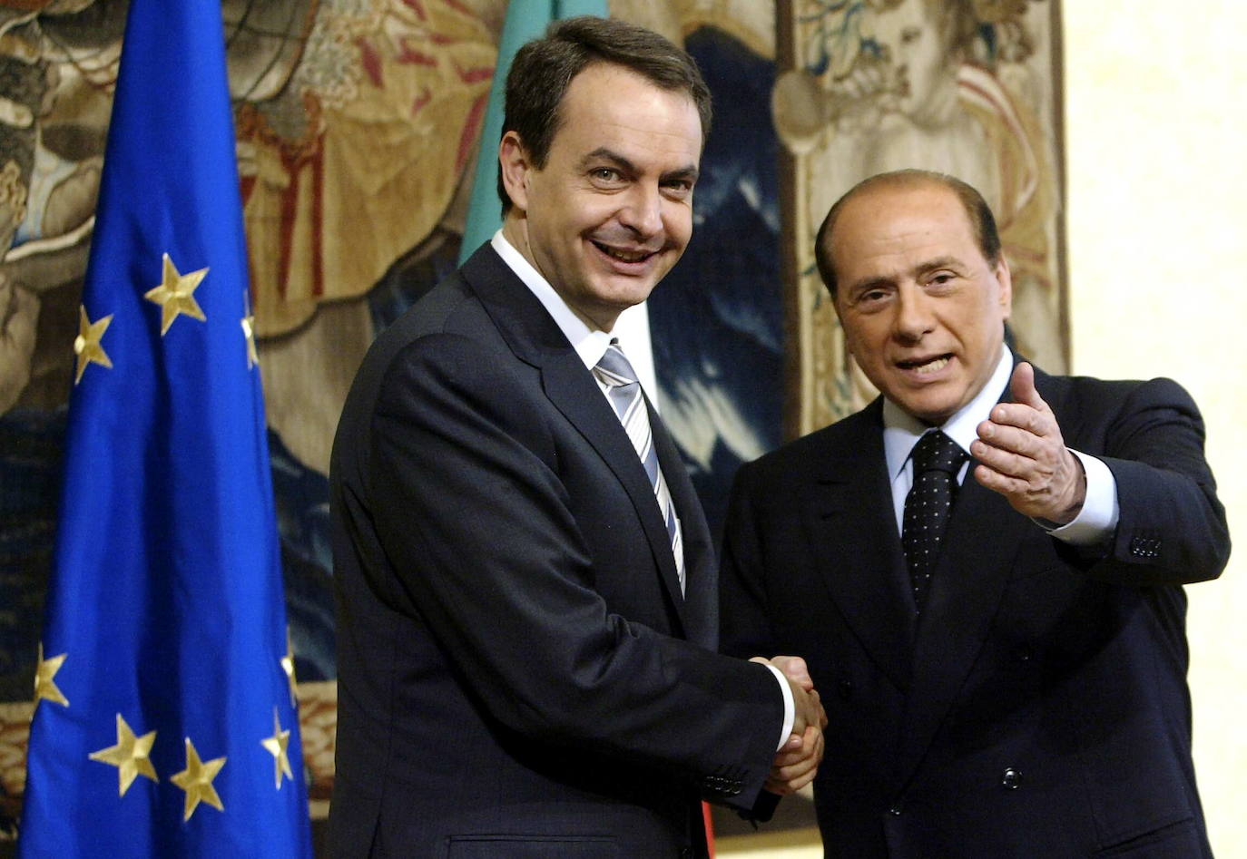 Berlusconi durante una reunión en Roma en 2004 con el entonces presidente español, José Luis Rodríguez Zapatero.