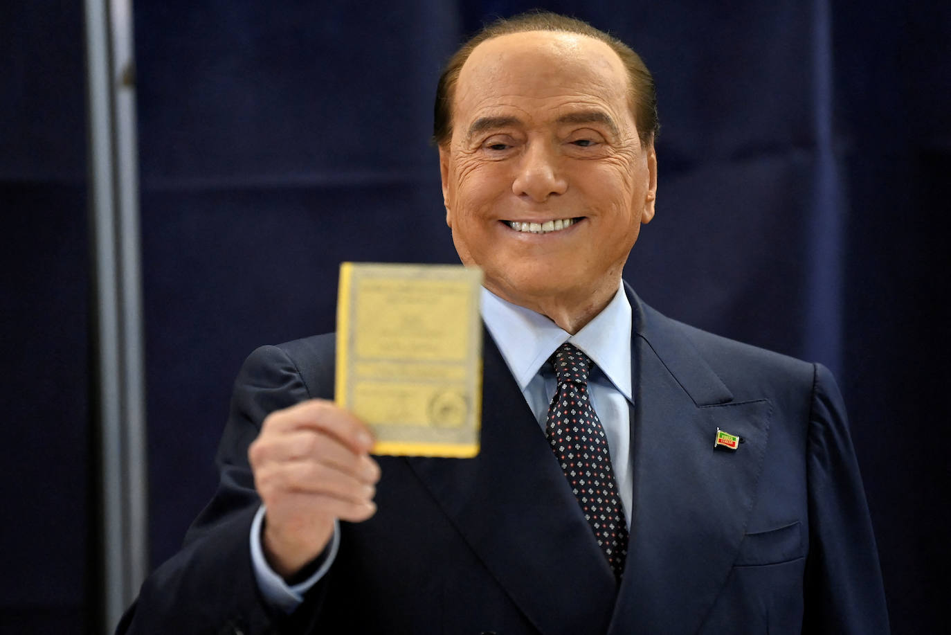 Silvio Berlusconi, en un colegio electoral durante los comicios de 2022.