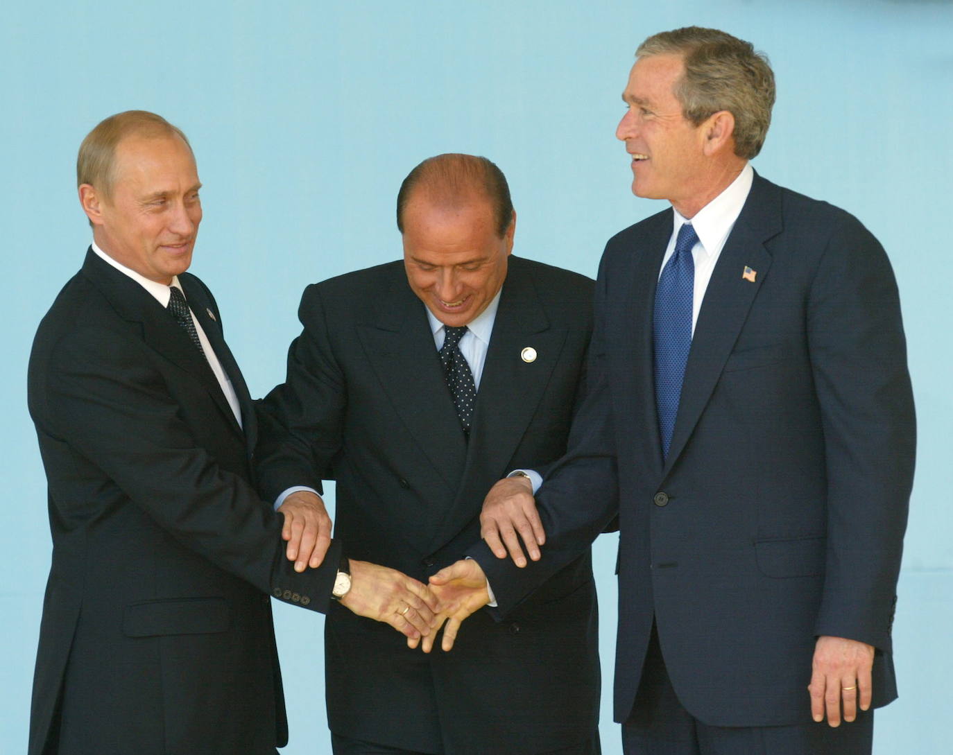 Berlusconi, entre Vladimir Putin y George Bush, durante una cumbre de la OTAN en 2002.