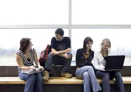 Un grupo de universitarios, en un descanso entre clases.