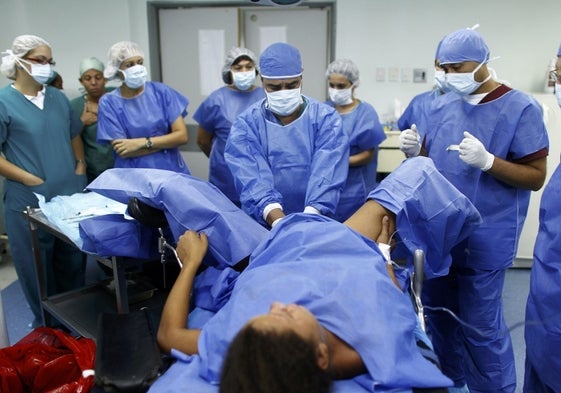 Un equipo médico da una clase práctica durante un parto a futuros especialistas.