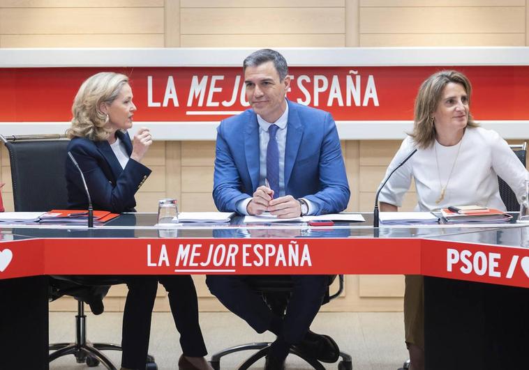 El presidente del Gobierno, Pedro Sánchez, junto a la vicepresidenta económica, Nadia Calviño, y la de Transición Ecológica, Teresa Ribera.