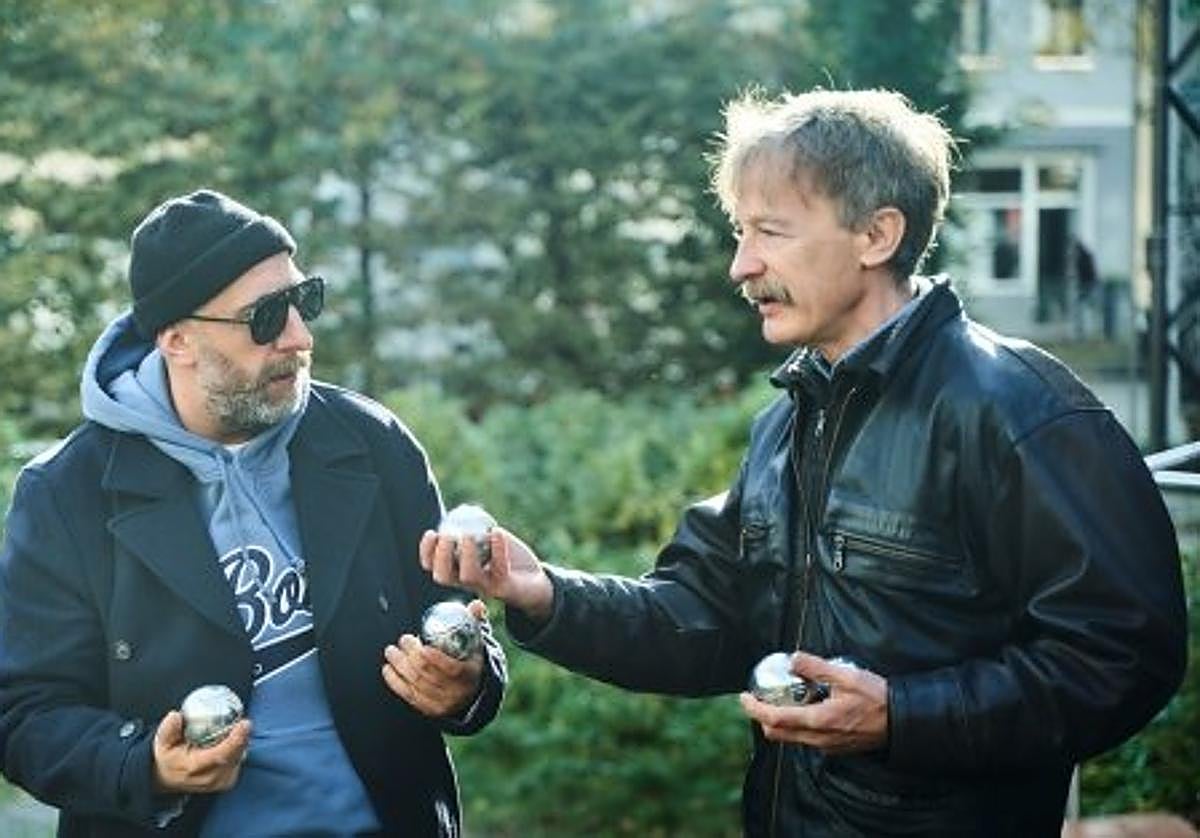 Kida Ramadan, a la izquierda, en un fotograma de la serie.