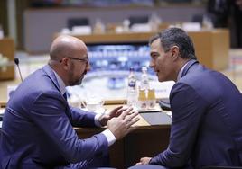 El presidente del Consejo Europea, Charles Michel, conversa con Pedro Sánchez durante una cumbre.