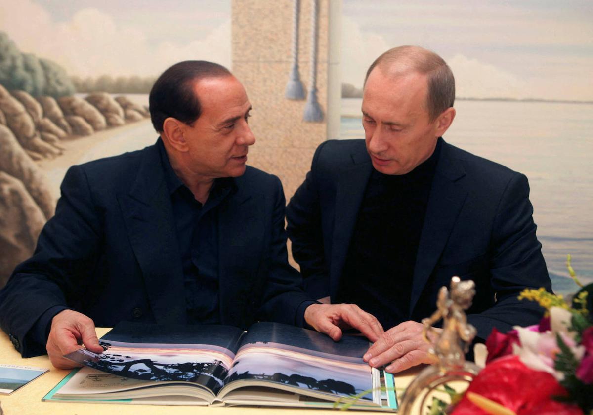 El presidente de Rusia, Vladímir Putin, habla en 2008 con el entonces primer ministro electo de Italia, Silvio Berlusconi, en Cerdeña