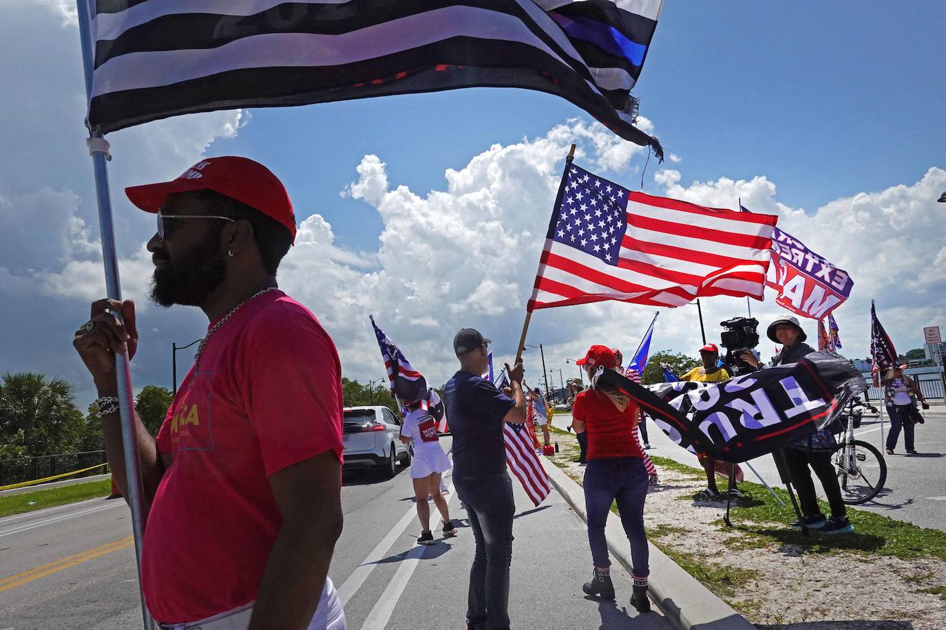 Un grupo de simpatizantes de Trump forma caravana desde Miami a la mansión Mar-A-Lago