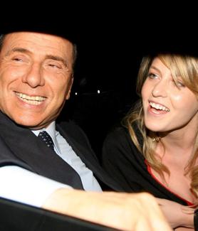 Imagen secundaria 2 - Arriba, Barbara y Luigi Berlusconi, en el palco del Nou Camp. En medio, Silvio Berlusconi posa junto a su hija Eleonora con una camiseta de la universidad St John's, donde ha estudiado la joven,. Abajo, con Barbara.