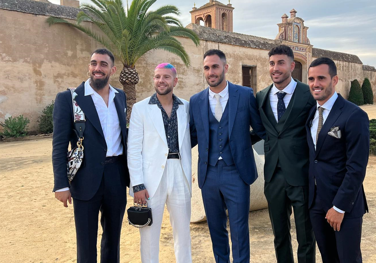 Borja Iglesias y Aitor Ruibal, junto con otros compañeros en una boda