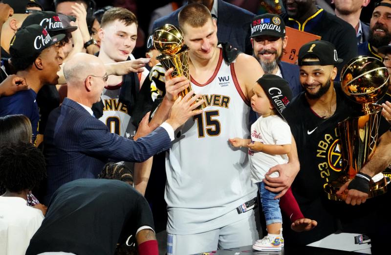 Imagen secundaria 2 - Nikola Jokic, protagonista de las Finales de la NBA.