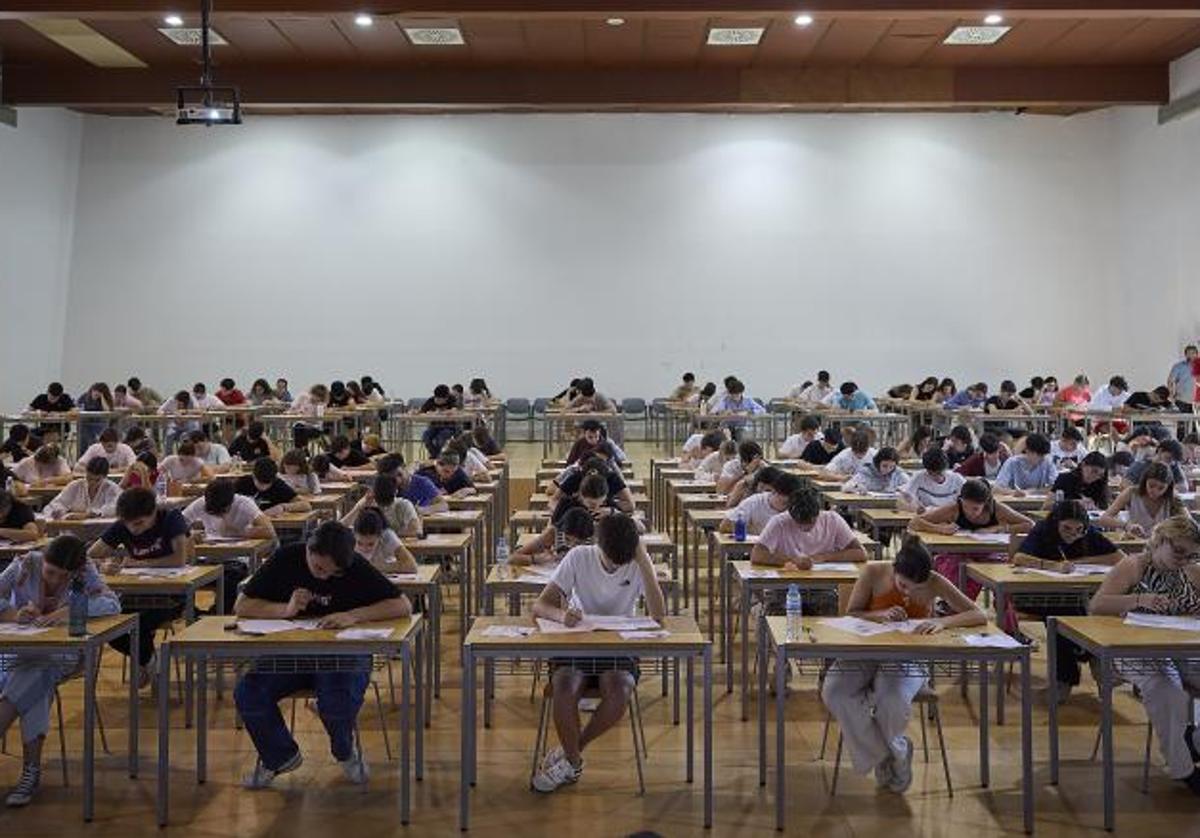 Estudiantes durante la EVAU en Castilla-La Mancha