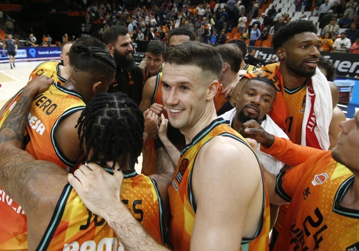 La plantilla del Valencia Basket se saluda tras un partido de la Euroliga.