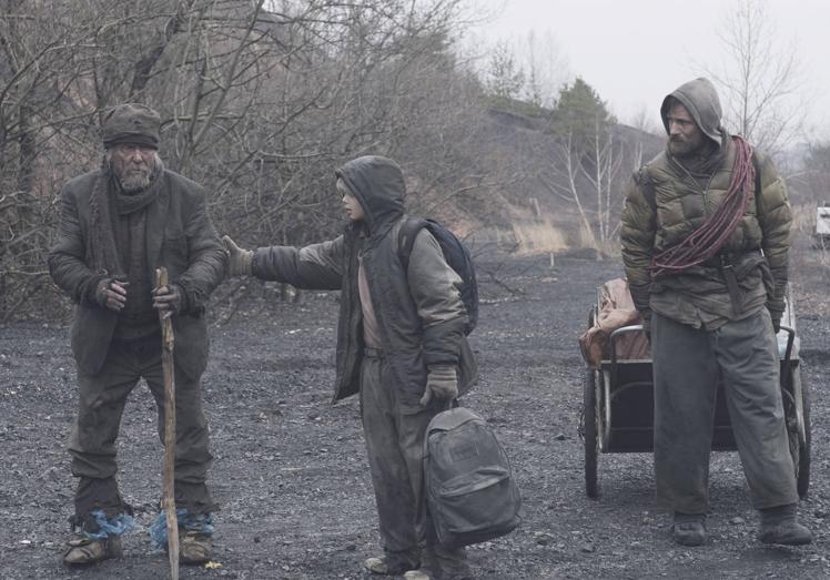 Robert Duvall (i) Kodi Smit-McPhee (c) y Viggo Mortensen (d) en una escena de la película 'La carretera'.