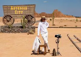 Wes Anderson, durante el rodaje de 'Asteroid City'.