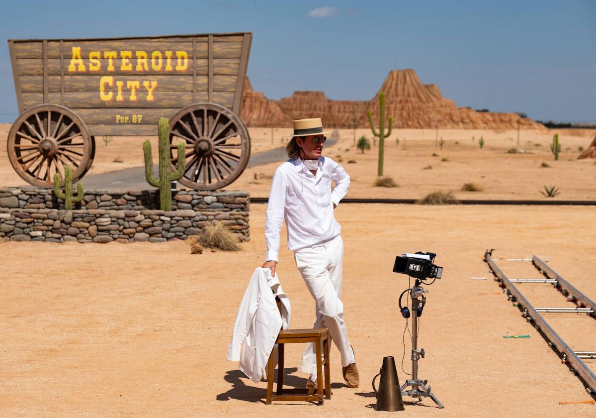 Wes Anderson, durante el rodaje de 'Asteroid City'.