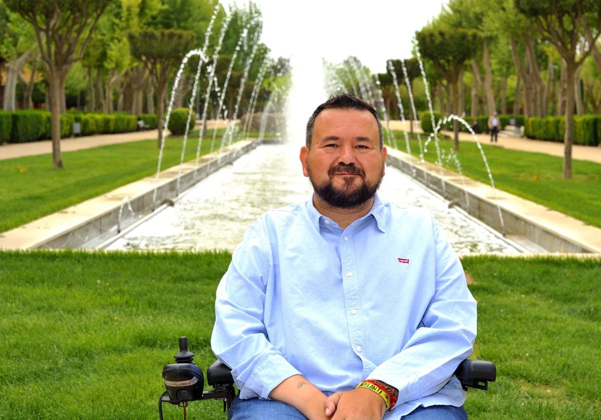 Juan Ramón Amores, alcalde de La Roda (Albacete), en un parque de la localidad manchega.