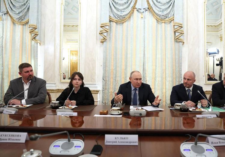 Putin, en su reunión con blogueros y periodistas para hablar de la evolución de la guerra.