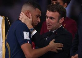 Emmanuel Macron consuela a Kylian Mbappé tras la derrota de Francia en la final del Mundial de Catar.