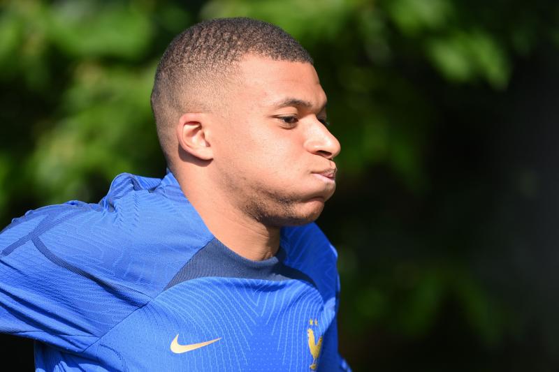 Mbappé entrenando con la selección francesa