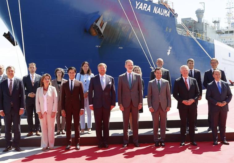 El rey Guillermo Alejandro (4 izqda.) y Felipe VI (4 dcha.), este miércoles durante el acto en el puerto de Algeciras.