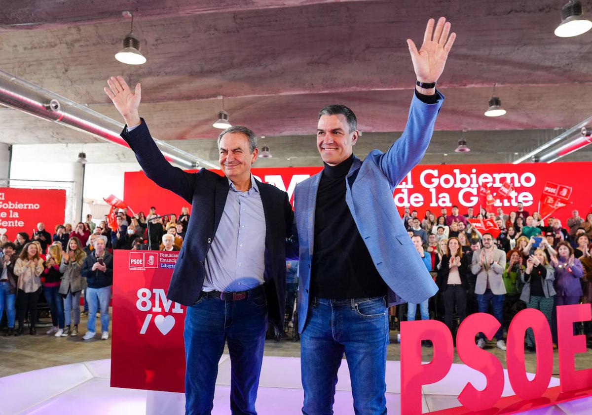 El presidente del Gobierno, Pedro Sánchez (dcha.), junto al expresidente José Luis Rodríguez Zapatero, el pasado marzo en Madrid.