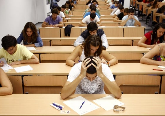 Un grupo de jóvenes se examina de selectividad en Sevilla.