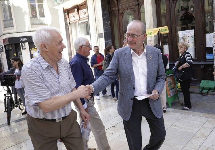 Francisco de la Torre saluda a un vecino en una céntrica calle de Málaga.