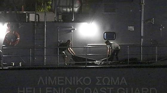 Grecia teme que cientos de mujeres y niños quedaron atrapados en la bodega del barco