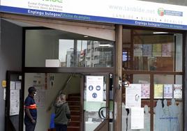 Solicitantes del IMV en una oficina de Bilbao.