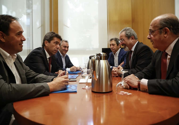 Reunión de las delegaciones de PP y Vox, el martes en Les Corts.