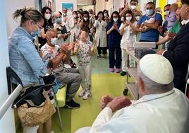 El Papa, durante su visita a la planta de Oncología Pediátrica.