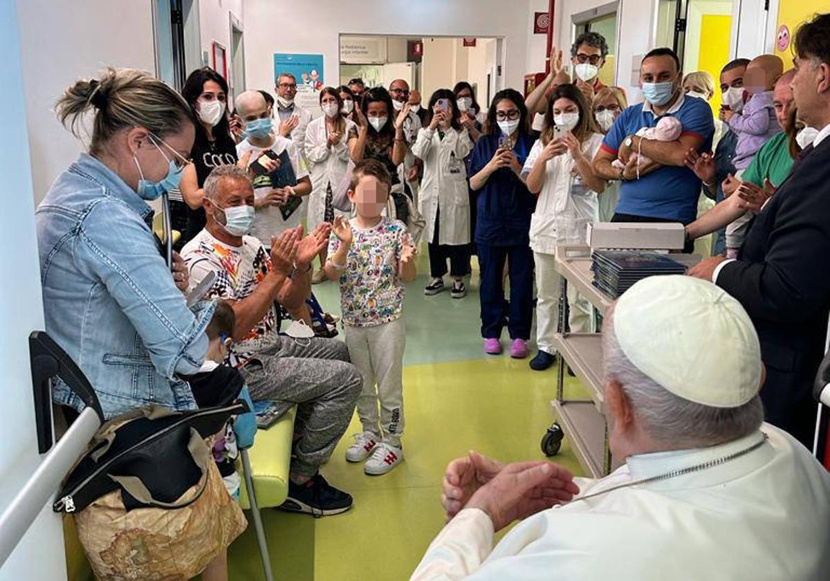 El Papa, durante su visita a la planta de Oncología Pediátrica.